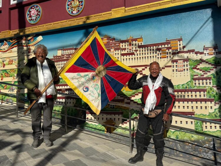 བོད་དོན་ལས་འགུལ་བ་འཇམ་དབྱངས་བསྟན་འཛིན་ལགས་དང་སྦིར་ས་གནས་གཞོན་ནུའི་ཚོགས་གཙོ་བློ་གྲོས་དཔལ་ལྡན་ལགས་རྣམ་གཉིས་ཀྱིས་བོད་དོན་སྦག་སྦག་སྐོར་སྐྱོད་ཀྱི་ལས་འགུལ་སྤེལ་བཞིན་པ། འབྲེལ་ཡོད་ཀྱིས་པར་མཁོ་སྤྲོད་བྱས།