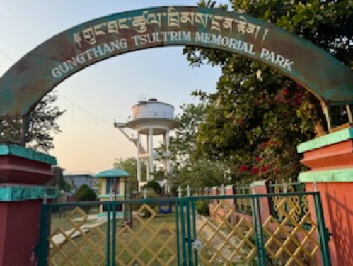 ཀ་ལུ་མན་གྲོང་དུ་ཟླ་གཅིག་དང་ཕྱེད་ཀ