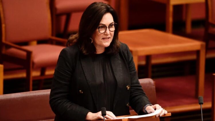 ཨོ་གླིང་གྲོས་ཚོགས་གོང་མའི་ནང་གྲོས་ཚོགས་འཐུས་མི་ལྕམ་ཌེ་བྷོ་རཱ་ཨོ་ནིལ་ལགས་ཀྱིས་བོད་དོན་གཏམ་བཤད་གནང་། བོད་མིའི་སྒྲིག་འཛུགས་ཀྱི་པར།