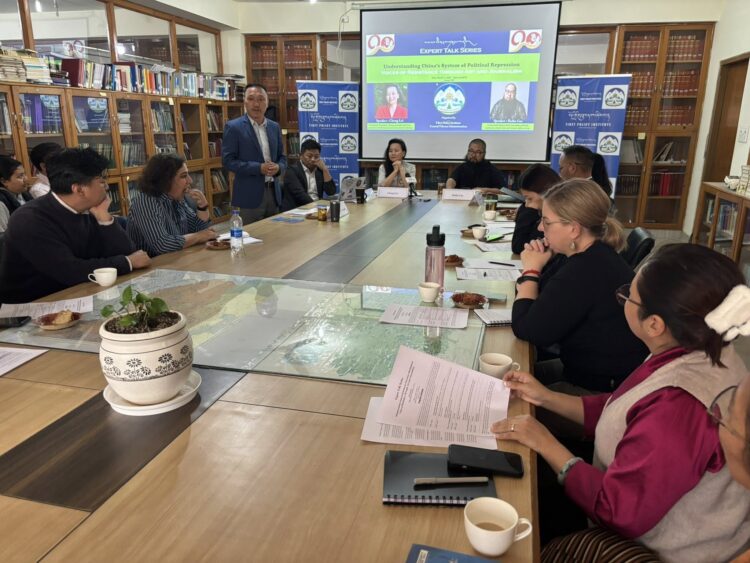 རྒྱ་ནག་གིས་དྲག་གནོན་དང་། དེའི་རིགས་ལ་སྒྱུ་རྩལ་དང་གསར་འགོད་ལས་རིགས་བརྒྱུད་གདོང་ལེན་ཇི་འདྲ་བྱེད་ཀྱི་ཡོད་པའི་སྐོར་ལ་མཁས་པའི་གཏམ་བཤད་ལས་རིམ་འཚོག་བཞིན་པ། ༢༠༢༦།༣།༡༡ དུས་བབ་གསར་ཁང་གི་པར།