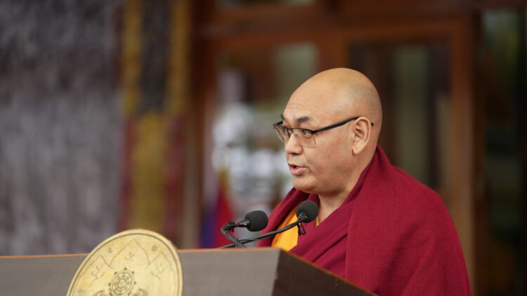 བོད་མི་མང་སྤྱི་འཐུས་ཚོགས་གཙོ་མཁན་པོ་བསོད་ནམས་བསྟན་འཕེལ་མཆོག་གིས་གསུང་བཤད་གནང་བཞིན་པ།་༢༠༢༦།༣།༡༠ དུས་བབ་གསར་ཁང་གི་པར།