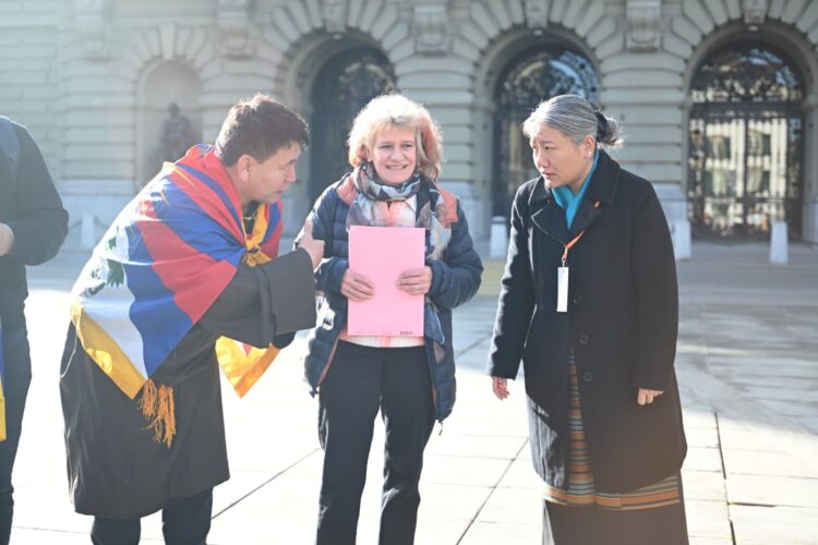 སུད་སིའི་གྲོས་ཚོགས་འཐུས་མི་ལྕམ་ཁེ་ཐི་རི་ན་ལགས་ཀྱིས་གསུང་བཤད་གནང་བཞིན་པ། ༢༠༢༦།༣།༤ པར་འབྲེལ་ཡོད་ཀྱིས་མཁོ་སྤྲོད་བྱས།