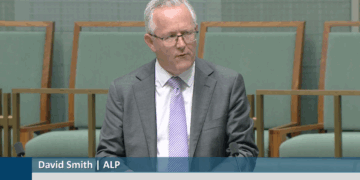 གསུམ་བཅུའི་དུས་དྲན་ཉིན་ཨོ་གླིང་གྲོས་ཚོགས་འོག་མའི་ནང་གྲོས་ཚོགས་འཐུས་མི་ཌི་ཝི་ཌི་སི་མི་ཐི་ལགས་ཀྱིས་བོད་དོན་ཐོག་གཏམ་བཤད་གནང་། པར་ཐད་གཏོང་ནས་བླངས།