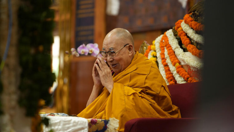 ༸གོང་ས་རྒྱལ་བ་རིན་པོ་ཆེ་མཆོག་ལ་དབུས་གཙང་ཆོལ་ཁའི་དབུས་ས་གཉིས་དང་། མདོ་ཁམས་རྫ་ཆུ་ཁའི་སྐྱིད་སྡུག་ཚོགས་པ། མང་ཡུལ་སྐྱིད་གྲོང་སྐྱིད་སྡུག་བཅས་ཀྱིས་བརྟན་བཞུགས་བསྟར་འབུལ་ཞུ་བཞིན་པ། ༢༠༢༦།༣།༢༥ དུས་བབ་གསར་ཁང་གི་སྐུ་པར།