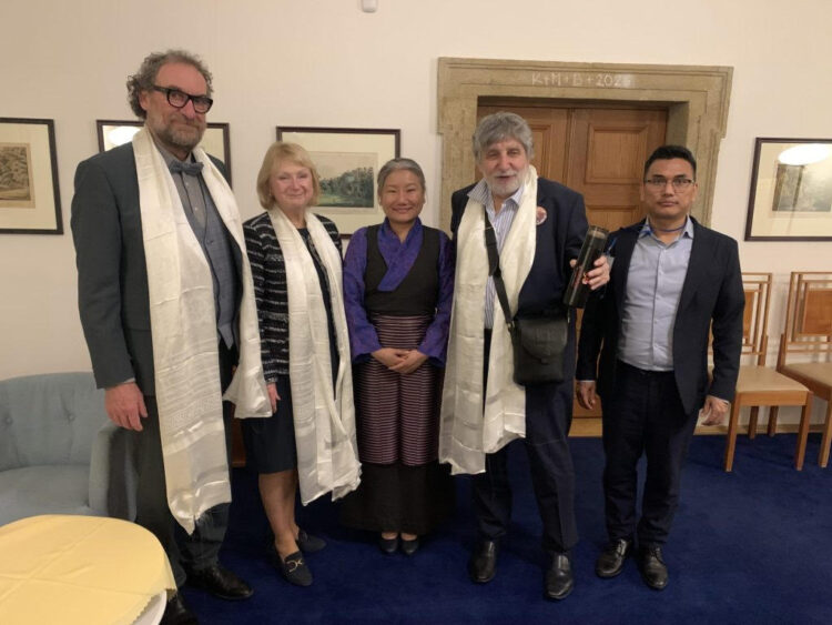 བོད་མིའི་སྒྲིག་འཛུགས་ཀྱི་པར།