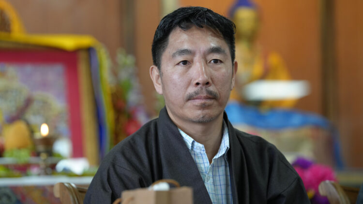 སྐུ་མགྲོན་གཙོ་བོ་འཕྲོད་བསྟེན་དྲུང་ཆེ་བྱམས་པ་ཕུན་ཚོགས་ལགས་ཀྱིས་གསུང་བཤད་གནང་བཞིན་པ། ༢༠༢༦།༣།༢༣ བོད་ཀྱི་དུས་བབ་གསར་ཁང་གི་པར།