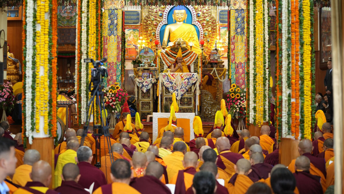 ༸གོང་ས་མཆོག་ལ་བཀའ་དྲིན་རྗེས་དྲན་གྱི་གཟེངས་རྟགས་ཤིག་འབུལ་ལམ་ཞུས་སོང་།