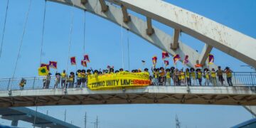 ཞྭ་མོ་ནག་པོའི་གོམ་བགྲོད་ལས་འགུལ་བ་། བོད་ཀྱི་གཞོན་ནུ་ལྷན་ཚོགས་ཀྱི་པར།