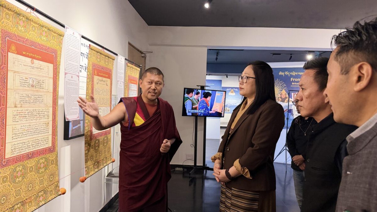 བོད་ཀྱི་ཡིག་གཟུགས་སྣ་མང་འགྲེམས་སྟོན་བྱས་ཏེ་ཡིག་གཟུགས་ཉིན་མོ་སྲུང་གཙི་གནང་གི་འདུག 