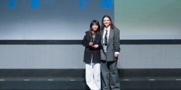 བོད་ཀྱི་གློག་བརྙན་འཁྲབ་ཁྲིད་པ་གངས་སྒྲོན་ལགས་ལ་རྒྱལ་སྤྱིའི་བྱ་དགའ་གཉིས་ཐོབ། དྲ་ལམ་གྱི་པར།