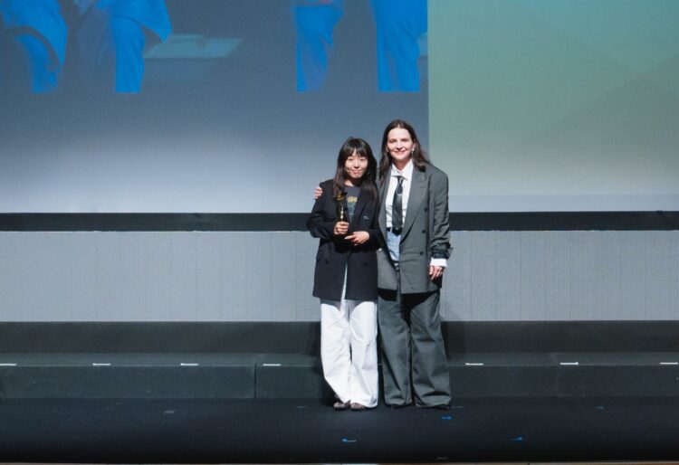 བོད་ཀྱི་གློག་བརྙན་འཁྲབ་ཁྲིད་པ་གངས་སྒྲོན་ལགས་ལ་རྒྱལ་སྤྱིའི་བྱ་དགའ་གཉིས་ཐོབ། དྲ་ལམ་གྱི་པར།