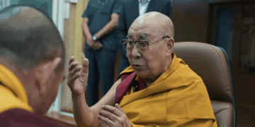 ༧གོང་ས་རྒྱལ་བ་རིན་པོ་ཆེ་མཆོག་ནས་མཇལ་ཁ་སྩལ་སྐབས། སྐུ་པར་དགའ་ལྡན་ཕོ་བྲང་གི་བརྙན་ཐུང་ནས་བླངས།  ༢༠༢༦།༤།༢༨