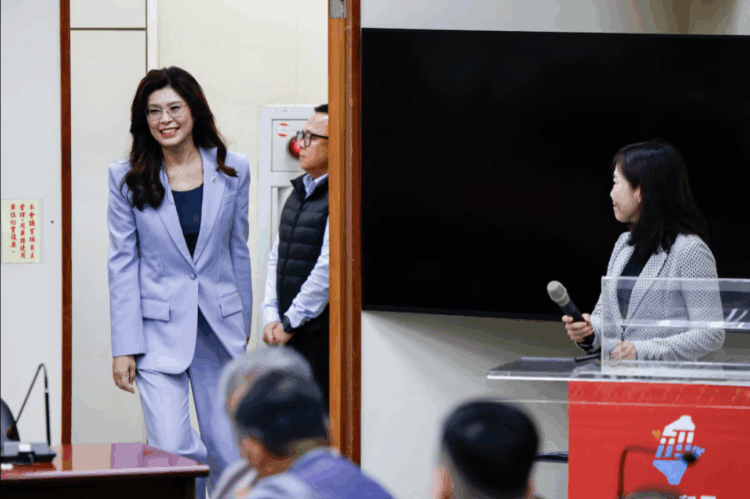 Kuomintang (KMT) Chairperson Cheng Li-wun arrives to speak to the media in Taipei before departing for China on April 7. © Reuters