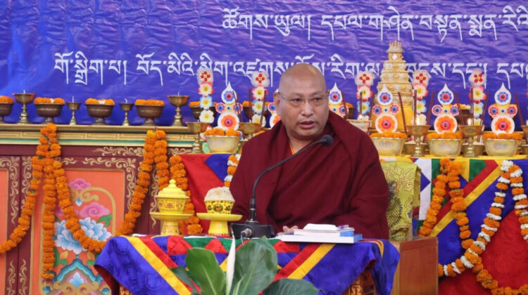 ༸སྐྱབས་རྗེ་སྨན་རིའི་ཁྲི་འཛིན་རིན་པོ་ཆེ་མཆོག་གཞུང་ཆེན་བགྲོ་གླེང་ཐེངས་དགུ་པའི་དབུ་འབྱེད་མཛད་སྒོར་ཕེབས། ༢༠༢༦།༤།༥  སྨན་རིའི་གླིང་གི་པར།