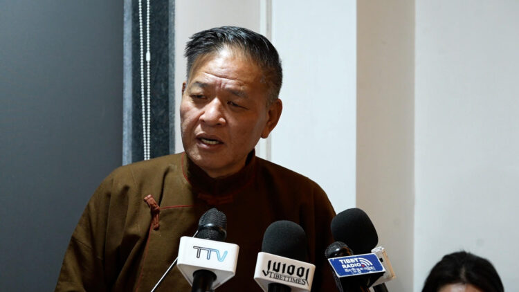 སྲིད་སྐྱོང་སྤེན་པ་ཚེ་རིང་མཆོག་གིས་གསུང་བཤད་གནང་བཞིན་པ། ༢༠༢༦།༤།༣ དུས་བབ་གསར་ཁང་གི་པར།