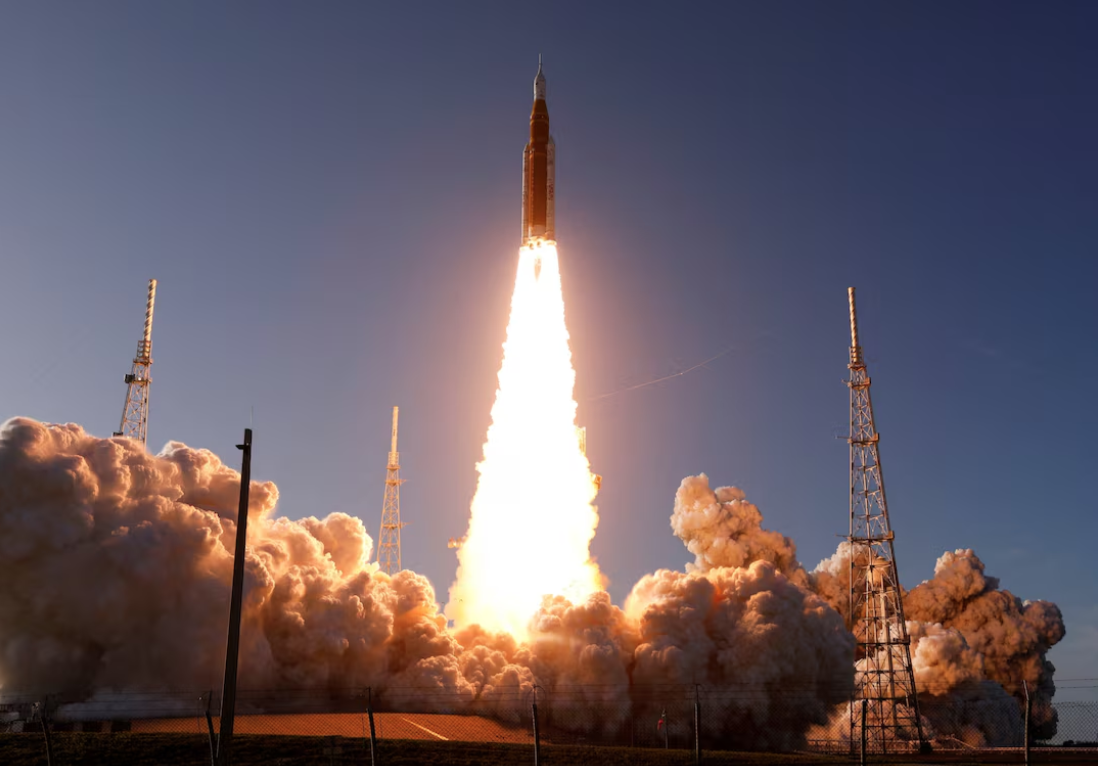 ཨ་རིས་ཟླ་བའི་སྟེང་མཁའ་འགྲུལ་བ་བཞི་བཏང་།