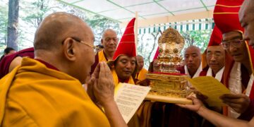 ཇོ་ནང་གཞིས་བྱེས་གཉིས་ཀྱི་ངོས་ནས་༸གོང་ས་མཆོག་ལ་བཀའ་དྲིན་རྗེས་དྲན་དུ་ཇོ་ནང་ཏཱ་ར་ནཱ་ཐ་གཟེངས་རྟགས་འབུལ་ལམ་ཞུས། ༢༠༢༦།༥།༡ དགའ་ལྡན་ཕོ་བྲང་གི་སྐུ་པར།