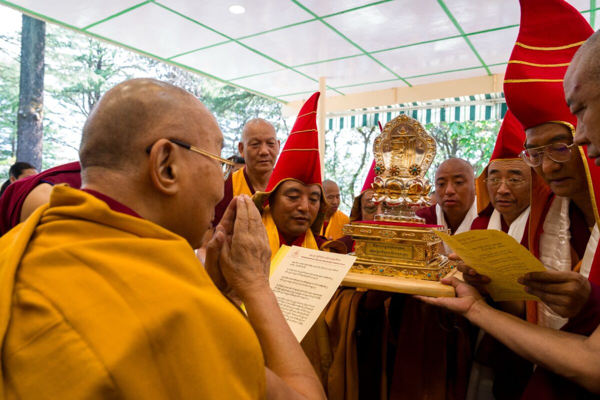 ཇོ་ནང་གཞིས་བྱེས་གཉིས་ཀྱིས་༧གོང་ས་མཆོག་ལ་བརྟན་བཞུགས་བསྟར་འབུལ་ཞུས།