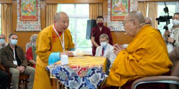 རུ་སོག་སྐུ་ཚབ་དོན་གཅོད་ཏེ་ལོ་རིན་པོ་ཆེ་མཆོག་ནས་༧གོང་ས་༧སྐྱབས་མགོན་ཆེན་པོར་མཇལ་བཅར་ཞུས་པ། རིན་པོ་ཆེའི་ངོ་དེབ་ཀྱི་སྐུ་པར། ལོ་དུས་མི་གསལ།