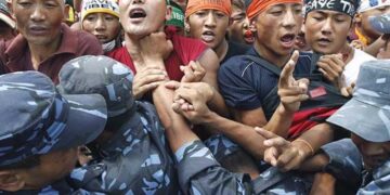 བལ་ཡུལ་ནང་གི་བོད་མི་ཚོས་གསུམ་བཅུའི་དུས་དྲན་སྲུང་གཙི་གནང་སྐབས་བལ་གཞུང་དམག་གིས་བཀག་སྡོམ་བྱས་པ། ༢༠༡༢།༠༣།༡༠