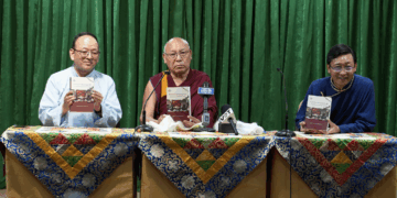 བོད་ཀྱི་དཔེ་མཛོད་ཁང་གི་ཚོགས་ཁང་དུ་རྩོམ་པ་པོ་ཆུང་ཚེ་རིང་ལགས་དང་། བསོད་ནམས་རྡོ་རྗེ་ལགས་རྣམ་གཉིས་ཀྱིས་བརྩམས་པའི་བོད་མི་དམངས་འཆིང་བྱེད་ཀྱི་ལྕགས་སྒྲོག་ཅེས་པའི་དཔེ་དེབ་དབུ་འབྱེད་གནང་བཞིན་པ། ༢༠༢༦།༠༥།༢༢ བོད་ཀྱི་དཔེ་མཛོད་ཁང་གི་པར།