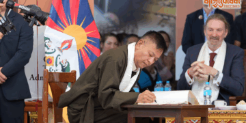 སྲིད་སྐྱོང་མཆོག་གིས་ལས་ཡུན་སྐབས་གསར་བའི་མིང་གཞུང་དུ་ཐོ་འགོད་གནང་བཞིན་པ། བོད་ཀྱི་དུས་བབ་གསར་ཁང་གི་པར། ༢༠༢༦།༥།༢༧