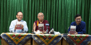 བོད་ཀྱི་དཔེ་མཛོད་ཁང་གི་ཚོགས་ཁང་དུ་རྩོམ་པ་པོ་ཆུང་ཚེ་རིང་ལགས་དང་། བསོད་ནམས་རྡོ་རྗེ་ལགས་རྣམ་གཉིས་ཀྱིས་བརྩམས་པའི་བོད་མི་དམངས་འཆིང་བྱེད་ཀྱི་ལྕགས་སྒྲོག་ཅེས་པའི་དཔེ་དེབ་དབུ་འབྱེད་གནང་བཞིན་པ། ༢༠༢༦།༠༥།༢༢ བོད་ཀྱི་དཔེ་མཛོད་ཁང་གི་པར།