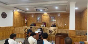 ཆེས་མཐོའི་ཁྲིམས་ཞིབ་ཁང་གི་གཏུག་བཤེར་ཁང་དུ་སྔོན་འགྲོའི་ཉན་ཞིབ་ཚོགས་པ་དང་འབྲེལ་བའི་ཐག་གཅོད་གནང་སྐབས། ཆེས་མཐོའི་ཁྲིམས་ཞིབ་ཁང་གི་པར།