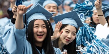 Some Chinese students celebrate graduation in New York. Photo: IC
