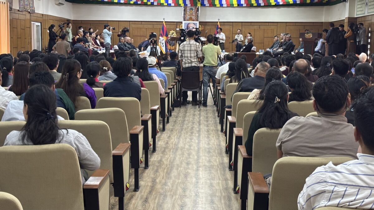 སྐབས་བཅོ་བརྒྱད་པའི་བོད་མི་མང་སྤྱི་འཐུས་ཚོགས་གཙོ་སྦྲེལ་པོས་ལས་འཁུར་དམ་འབུལ་ཞུས།