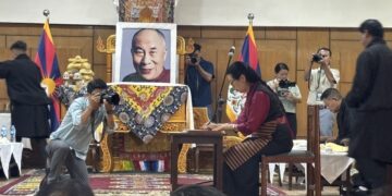 སྐབས་བཅོ་བརྒྱད་པའི་བོད་མི་མང་སྤྱི་འཐུས་ཚོགས་གཙོ་སྦྲེལ་པོས་ལས་འཁུར་དམ་འབུལ་ཞུ་བཞིན་པ། ༢༠༢༦།༦།༡ དུས་བབ་གསར་ཁང་གི་པར།