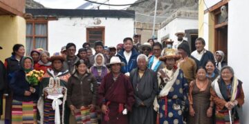 སྲིད་སྐྱོང་སྤེན་པ་ཚེ་རིང་མཆོག་གིས་རྒྱ་གར་བྱང་ཕྱོགས་ཁུལ་དུ་གཞུང་འབྲེལ་གཟིགས་སྐོར་གནང་བཞིན་པ། བོད་མིའི་སྒྲིག་འཛུགས་ཀྱི་པར།