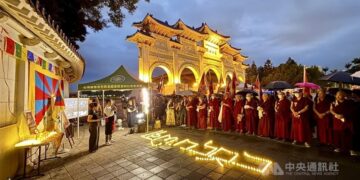 Tibetan monks hold a ceremony to mourn the death of Tibetan activist Lobga Rangzen in Liberty Square in Taipei last night. Lobga Rangzen set himself on fire outside the UN headquarters in New York on July 2 in protest of China’s occupation of Tibet and Beijing’s Ethnic Unity and Progress Promotion Law, which went into effect on July 1.
Photo: Tu Chien-rong, Taipei Times