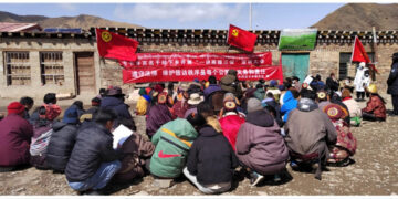རྒྱ་ནག་གཞུང་གིས་བོད་མགོ་ལོག་ཁུལ་དུ་ཆབ་སྲིད་སློབ་གསོ་སྤྲོད་བཞིན་པ། བོད་ཀྱི་དུས་བབ་གསར་ཁང་གི་པར།