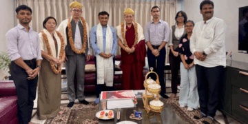 སྤྱི་འཐུས་རྒྱུན་ལས་ཀྱི་སྐུ་ཚབ་ཚོགས་ཆུང་ཞིག་གིས་བོད་དོན་ཞུ་སྐུལ་གནང་སྐབས། བོད་མི་མང་སྤྱི་འཐུས་ལྷན་ཚོགས་ཀྱི་པར།