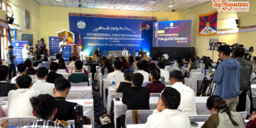 དྷ་ས་འཛིན་སྐྱོང་སྦྱོང་བརྡར་ཁང་དུ་རྒྱལ་སྤྱིའི་བོད་ཀྱི་གཞོན་སྐྱེས་ཚོགས་ཆེན་ཐེངས་བཞི་པ་དབུ་འཛུགས་གནང་བཞིན་པ། ༢༠༢༦།༧།༣ དུས་བབ་གསར་ཁང་གི་པར།
