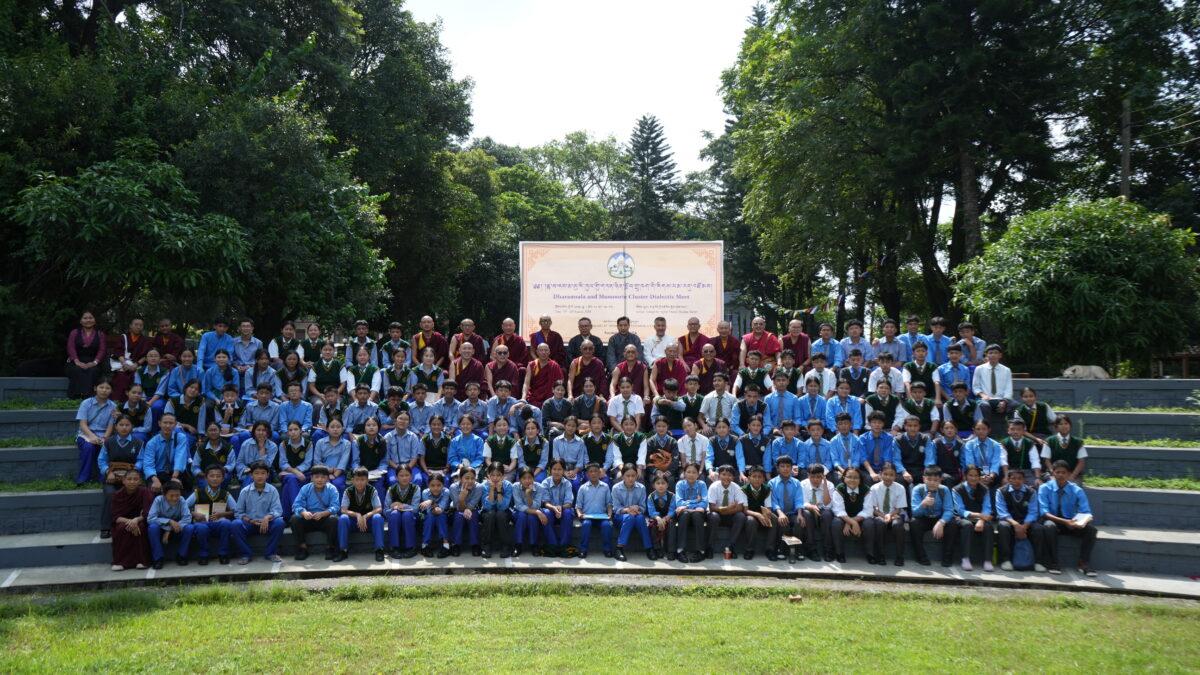 གཏན་ཉིན་སློབ་གྲྭ་བཅོ་ལྔ་ཡི་རིགས་ལམ་འདུ་འཛོམས་འཚོག་བཞིན་འདུག