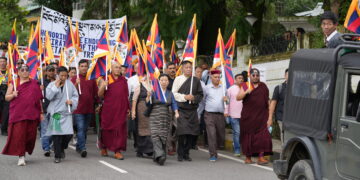 པར་འགྲེལ། དྷ་སར་བཀའ་སྤྱི་གཉིས་ཀྱིས་ལས་འགུལ་སྤེལ་སྐབས། བོད་ཀྱི་དུས་བབ་གསར་ཁང་གི་པར། ༢༠༢༦།༨།༢༠