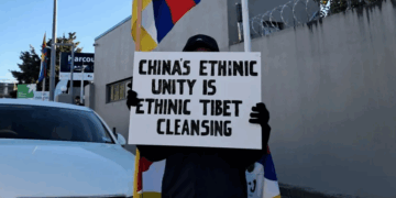A member of New Zealand's Tibetan community protests outside the Chinese Consulate in Greenlane, Auckland.Photo credit:RNZ