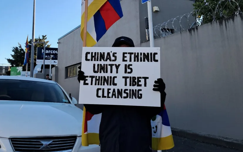 རྒྱ་ནག་གིས་ནེའུ་ཛི་ལན་ཌིའི་བོད་མི་ཚོར་འཇིགས་སྐུལ་བྱེད་བཞིན་འདུག