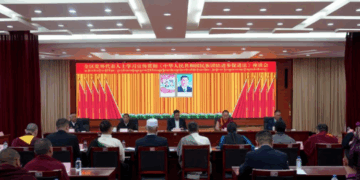 བོད་ཀྱི་རྒྱལ་ས་ལྷ་སར་སློབ་གསོའི་ཁ་གཏད་བོད་སྐྱོར་ལས་དོན་ཚོགས་འདུ་ཟེར་བ་ཞིག་འཚོག་སྐབས། དྲ་ལམ་གྱི་པར།