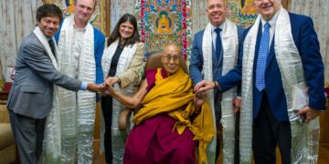 ཨ་རིའི་གྲོས་ཚོགས་ཀྱི་སྐུ་ཚབ་ཚོགས་ཆུང་གིས་༧གོང་ས་རྒྱལ་བ་རིན་པོ་ཆེ་མཆོག་ལ་མཇལ་བཅར་ཞུས། དགའ་ལྡན་ཕོ་བྲང་གི་སྐུ་པར། ༢༠༢༦།༩།༣༠
