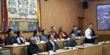 ནང་སྲིད་བཀའ་བློན་དཔལ་ལྡན་དོན་འགྲུབ་མཆོག་གིསལན་འདེབས་གསལ་བཤད་གནང་བཞིན་པ།བོད་མི་མང་སྤྱི་འཐུས་ལྷན་ཚོགས་ཀྱི་པར།