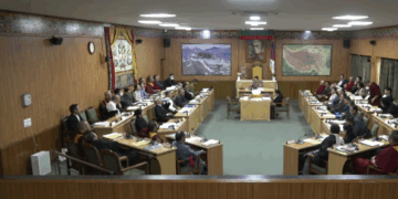 བོད་མི་མང་སྤྱི་འཐུས་ལྷན་ཚོགས་ཀྱི་ལས་ཉིན་ལྔ་པའི་སྐབས། བོད་ཀྱི་བརྙན་འཕྲིན་གྱི་ཐད་གཏོང་ལས་བླངས།