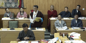 བོད་མི་མང་སྤྱི་འཐུས་ལྷན་ཚོགས་ཀྱི་གྲོས་ཚོགས་ཚོགས་དུས་གཉིས་པའི་ལས་ཉིན་བརྒྱད་པར། པར་བོད་ཀྱི་བརྙན་འཕྲིན་ཚན་པས་ཐད་གཏོང་ལས་བླངས།