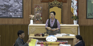 བོད་མི་མང་སྤྱི་འཐུས་ལྷན་ཚོགས་ཀྱི་གྲོས་ཚོགས་ཚོགས་དུས་གཉིས་པའི་ལས་ཉིན་དགུ་པར། པར་བོད་ཀྱི་བརྙན་འཕྲིན་ཚན་པས་ཐད་གཏོང་ལས་བླངས།
