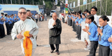ཆོས་རིག་བཀའ་བློན་མཆོག་གིས་འཚམས་གཟིགས་གནང་བཞིན་པ། དབུས་བོད་མིའི་སྒྲིག་འཛུགས་ཀྱི་པར།