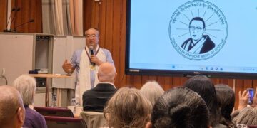 རྒྱལ་ལོ་ལགས་ཀྱིས་གཟེངས་རྟགས་བཞེས་སྐབས་གཏམ་བཤད་གནང་བཞིན་པ། པར་རྒྱལ་ལོ་ལགས་ཀྱིས་མཁོ་སྤྲོད་བྱས།