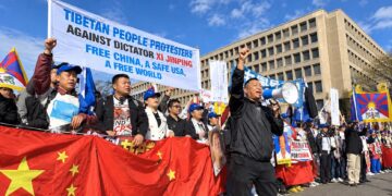 རྒྱ་ནག་དམངས་གཙོ་དོན་གཉེར་བ་རྣམས་ཀྱིས་ངོ་རྒོལ་བྱེད་བཞིན་པ། པར་ཝང་ཌན་གྱི་ངོ་དེབ་ནས་བླངས།