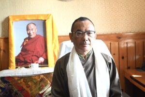 ཨརྱ་ཚེ་དབང་རྒྱལ་པོ་ལགས་ཀྱིས་བཀའ་དྲུང་གི་ལས་ཁུར་དབུ་འཛུགས་ཞུས།
